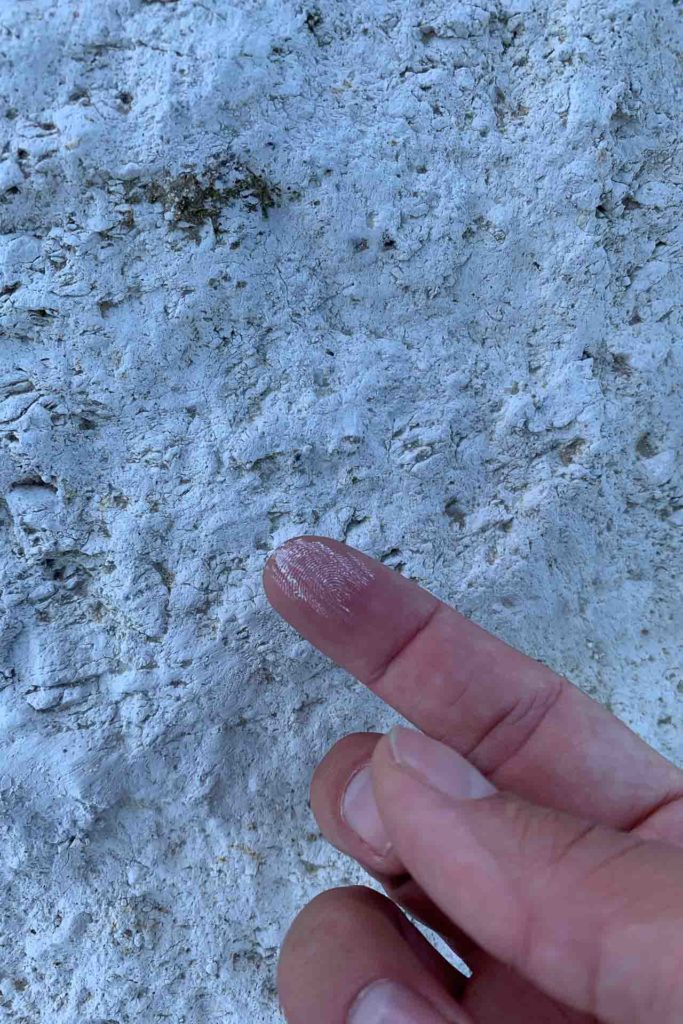 Finger mit Kreide vom Sandstein am Kap Arkona