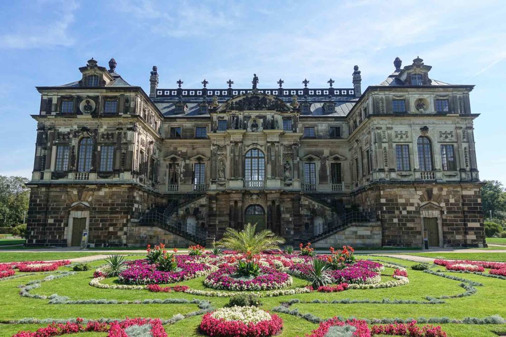 Frontalansicht des Schlosses im großen Garten in Dresden