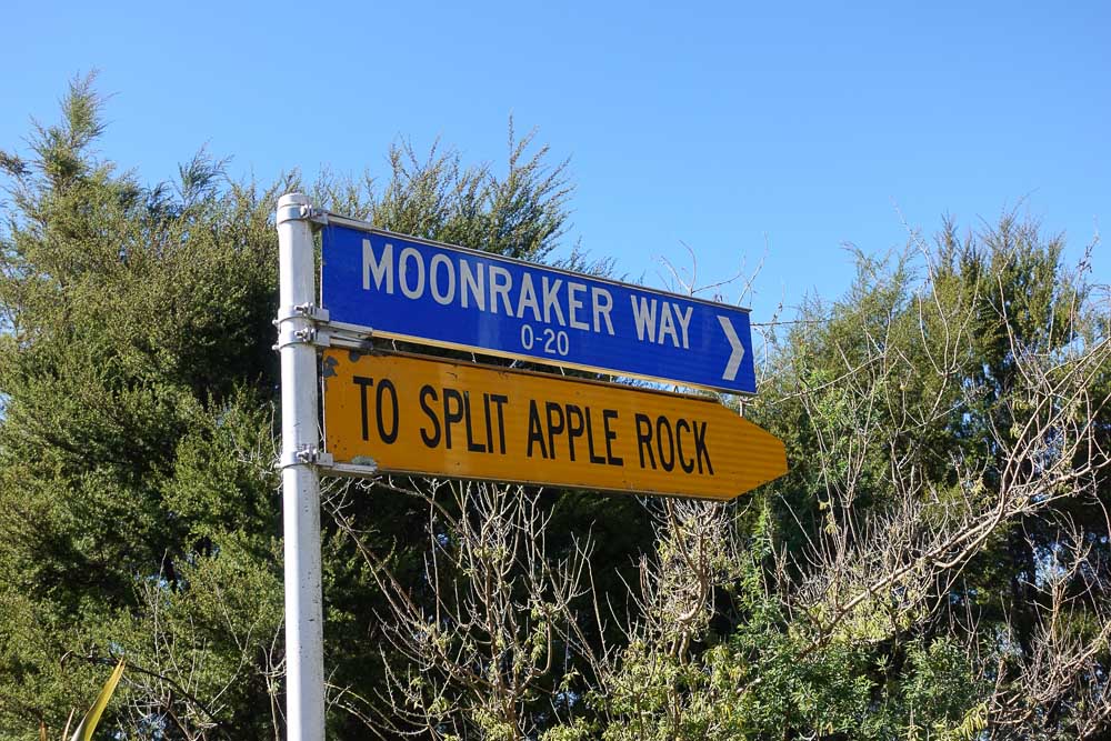 Wegbeschilderung zum Split Apple Rock in der Nähe vom Abel Tasman Nationalpark