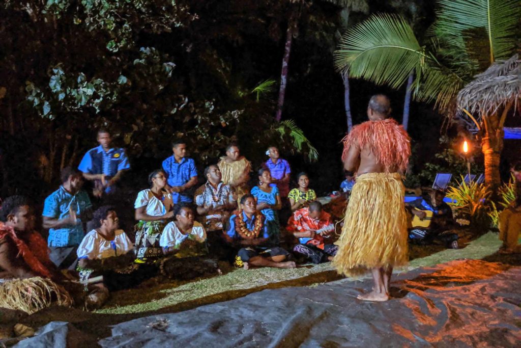 Eine Gruppe Fijianer halten auf den Yasawa Islands eine Zeremonie ab