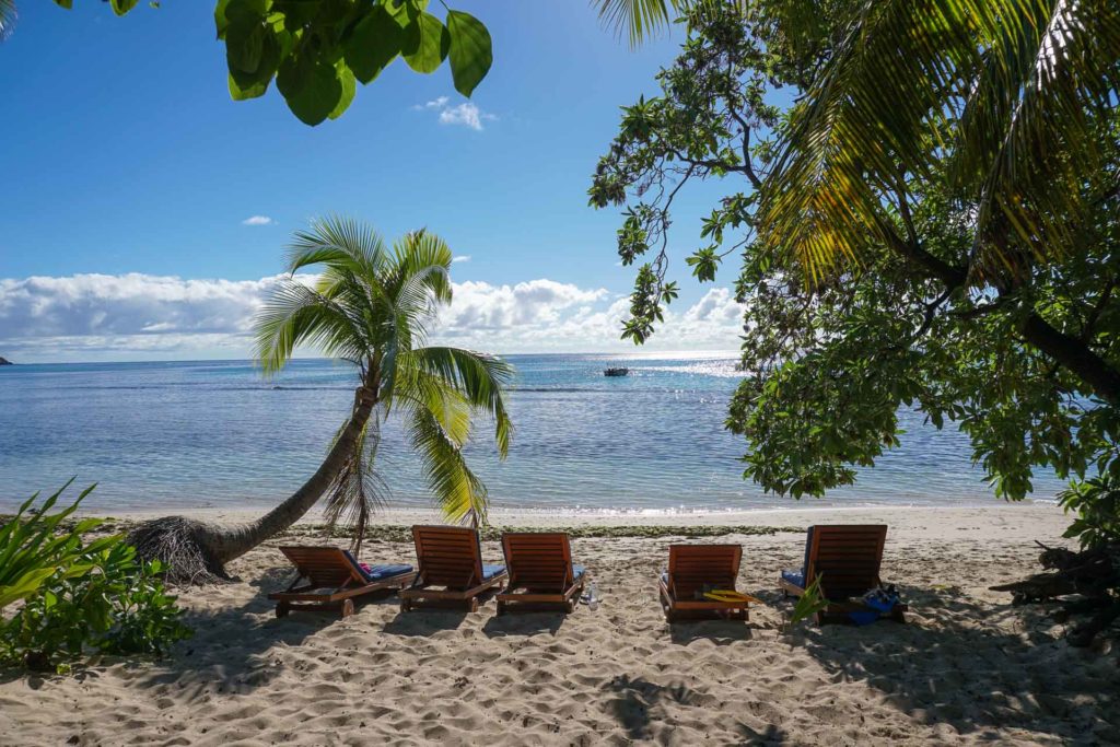 Liegen am Strand des Blue Lagoon Resorts in Fidschi