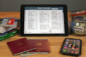 Überblick über die Reisecheckliste am Tablet sowie weiteren Dingen, die in der Checkliste zu finden sind