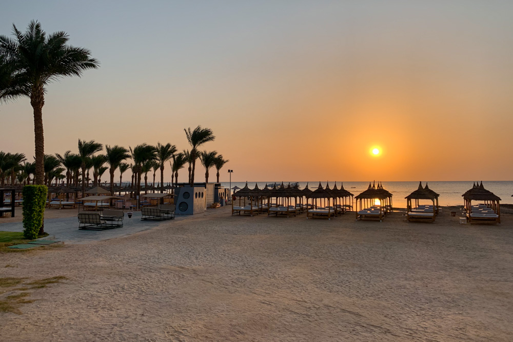 Sonnenaufgang am Strand des Albatros Palace Resorts