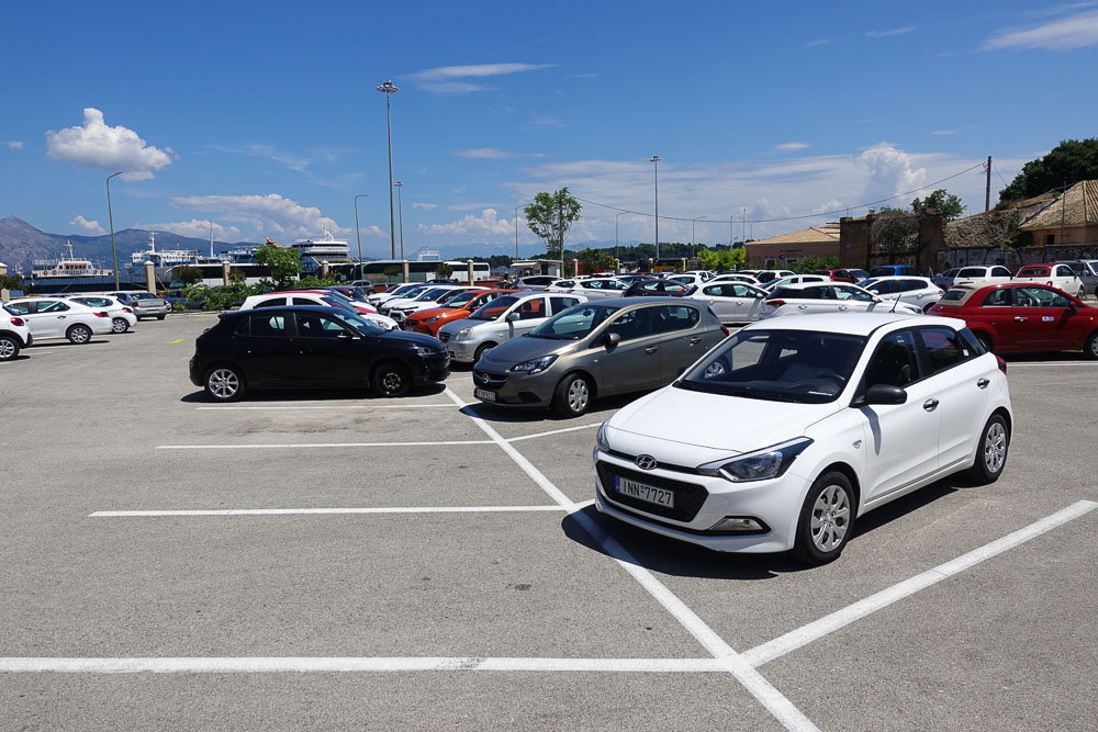 Der Parkplatz am Old Port in Korfu-Stadt