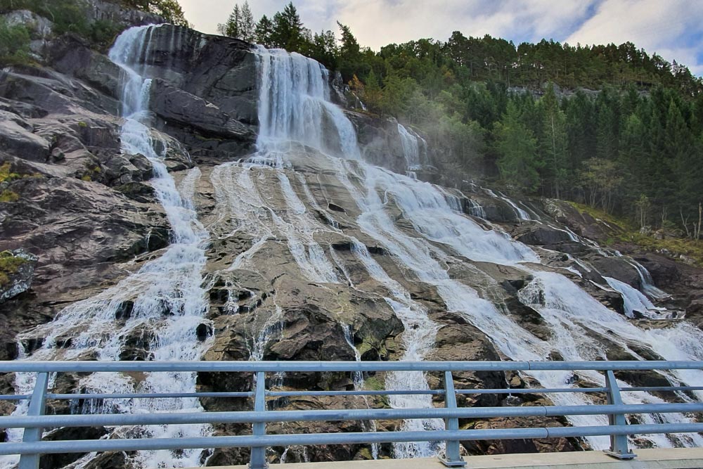 Ein schöner Wasserfall direkt an der Straße am Hardangerfjord